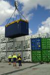 Container werden in Brisbane mit dem landseitigen Kran verladen, Port of Brisbane, Australien