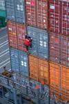 Lascher in Pusan klettert an der Containerwand der Container an Bord des Containerschiffs, Port of Busan, Sdkorea