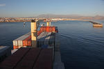 Foto, Bild: Einfahrt in den Hafen von Heraklion, Port of Heraklion (Iraklion), auf Kreta mit einem Containerschiff mit Krnen (Krane)