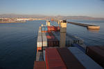 Foto, Bild: Einfahrt in den Hafen von Heraklion, Port of Heraklion (Iraklion), auf Kreta mit einem Containerschiff mit Krnen (Krane)