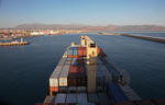 Foto, Bild: Einfahrt in den Hafen von Heraklion, Port of Heraklion (Iraklion), auf Kreta mit einem Containerschiff mit Krnen (Krane)