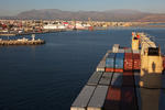 Foto, Bild: Einfahrt in den Hafen von Heraklion, Port of Heraklion (Iraklion), auf Kreta mit einem Containerschiff mit Krnen (Krane)