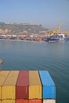 Foto, Bild: Containerschiff in der Hafeneinfahrt von Barcelona mit dem Castell de Montjuic, Port of Barcelona, Port de Barcelona