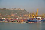 Foto, Bild: Containerschiff in der Hafeneinfahrt von Barcelona mit dem Castell de Montjuic, Port of Barcelona, Port de Barcelona