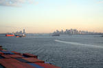 Hafeneinfahrt New York mit Upper New York Bay und Manhattan morgens vom Containerschiff aus