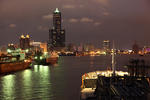 Einfahrt in den Hafen von Kaohsiung mit Tuntex Sky Tower abends auf einem Gastanker, Port of Kaohsiung, Taiwan