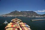 Hafeneinfahrt Kapstadt (Port of Cape Town) mit Tafelberg von einem Containerschiff aus