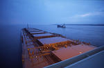 Foto, Bild: auf einem Massengutfrachter (Bulker, Bulk Carrier) mit neun Luken im Morgenlicht auf der Unterelbe