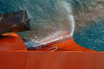 Foto, Bild: Bug durchschneidet  die See, Containerschiff