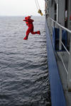 Rettungsanzug wird bei einer Rettungsbung mit Sprung ber Bord berprft, Sicherheitsbung