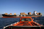 Rettungsboot vor dem Containerschiff bei einer Testfahrt, Sicherheitsbung