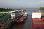 Foto, Bild: Nord-Ostsee-Kanal (NOK, Kiel Canal) Blick vom Containerschiff in der Schleuse Brunsbttel (Brunsbttel Locks) Richtung Elbe