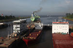 Foto, Bild: Nord-Ostsee-Kanal (NOK, Kiel Canal), Schiffe fahren aus der Schleuse Brunsbttel (Brunsbttel Locks) Richtung Elbe