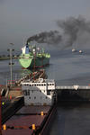 Foto, Bild: Nord-Ostsee-Kanal (NOK, Kiel Canal), Schiffe fahren aus der Schleuse Brunsbttel (Brunsbttel Locks) Richtung Elbe