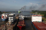 Foto, Bild: Nord-Ostsee-Kanal (NOK, Kiel Canal), Schiffe fahren aus der Schleuse Brunsbttel (Brunsbttel Locks) Richtung Elbe