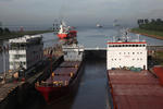 Foto, Bild: Nord-Ostsee-Kanal (NOK, Kiel Canal), Schiffe fahren aus der Schleuse Brunsbttel (Brunsbttel Locks) Richtung Elbe