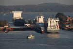 Schleuse Kiel-Holtenau mit OOCL FINLAND, WMS GRONINGEN, REINBEK und Kanalfhre im Abendlicht, Nord-Ostsee-Kanal