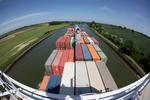 Containerschiff und Nord-Ostsee-Kanal mit dem Fisheye-Objektiv fotografiert