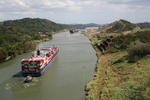 Die engste Strecke des Panamakanals, der Corte Gaillard, hinten die Pedro Miguel Schleuse und die Hochhuser von Panama City