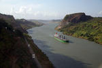 Foto, Bild: Panamakanal, die engste Strecke des Panamakanals, der Corte Gaillard mit dem Spitznamen Corte Culebra (Schlangenlinie)