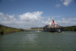 Foto, Bild: Panamakanal, Containerschiff in der engsten Strecke des Panamakanals, dem Corte Gaillard mit dem Spitznamen Corte Culebra (Schlangenlinie)