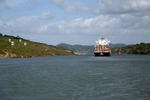 Foto, Bild: Panamakanal, Containerschiff in der engsten Strecke des Panamakanals, dem Corte Gaillard mit dem Spitznamen Corte Culebra (Schlangenlinie)