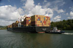 Foto, Bild: Panamakanal, Containerschiff in der engsten Strecke des Panamakanals, dem Corte Gaillard mit dem Spitznamen Corte Culebra (Schlangenlinie)