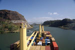 Foto, Bild: Panamakanal, Containerschiff in der engsten Strecke des Panamakanals, dem Corte Gaillard mit dem Spitznamen Corte Culebra (Schlangenlinie)