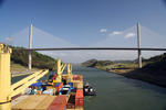 Panamakanal, Containerschiff in der engsten Strecke des Panamakanals, dem Corte Gaillard mit der Puente Centenario (Jahrhundertbrcke)