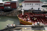 Panamakanal, Panama Canal (Canal de Panama), die Schleusenlokomotive hlt das Containerschiff auf Abstand zu den Schleusenwnden