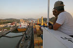 Panamakanal, Panama Canal (Canal de Panama), Lotse auf der Brckennock beobachtet den Abstand zur Schleusenwand der Miraflores Locks