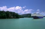 Panamakanal, Panama Canal (Canal de Panama),Autotransporter, Car-Carrier MODERN DRIVE im Gatunsee vor undurchdringlichem Urwald