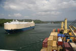 Panamakanal, Panama Canal (Canal de Panama), Containerschiff und Car Carrier im Gatunsee (Gatun Lake, Lago Gatun)