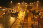 Panamakanal, Panama Canal  Locks, Containerschiff nachts in den Gatun Locks bei Colon (Christobal)