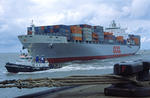 Containerschiff OOCL GERMANY wird in Bremerhaven vom Schlepper an den Kai gezogen