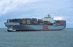 Foto, Bild: Containerschiff OOCL GERMANY wird in Bremerhaven vom Schlepper an den Kai gezogen