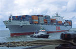 Containerschiff OOCL GERMANY wird in Bremerhaven vom Schlepper an den Kai gezogen