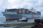 Foto, Bild: Containerschiff OOCL GERMANY wird in Bremerhaven vom Schlepper an den Kai gezogen