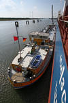 Bunkerbarge (Bunkerschiff, Tankschiff, Bunkertanker) am Massengutfrachter in Bremen