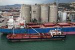 Bunkerbarge (Bunkerschiff, Tankschiff, Bunkertanker) am Massengutfrachter in Barcelona