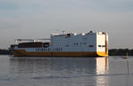 Carcarrier (MULTIPURPOSE) GRANDE CONGO (GRIMALDI LINES) mit Containern auf der Elbe