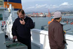 Kapitn und Lotse am Fahrstand auf der Brckennock dirigieren das Contanerschiff an den Kai vom Port of Busan