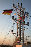 Deutschlandfahne am Signalmast auf dem Peildeck (Monkey Island)