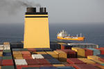 Blick ber die Container auf dem Mittelschiff zum Schornstein eines Grocontainerschiffs