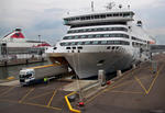 LKW rollt aus der Ladeluke vorne der RoRo-Fhre VICTORIA I in Tallinn