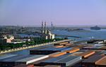 Foto, Bild: Suezkanal, Sueskanal (Suez Canal), Schiffskonvoi fährt von Süden kommend an Suez vorbei in den Suezkanal (Sueskanal)