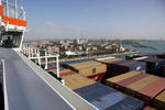 Foto, Bild: Suezkanal, Sueskanal (Suez Canal), Grocontainerschiff fhrt an einer Moschee von Suez vorbei in den Suezkanal (Sueskanal)