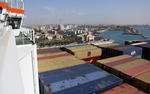 Foto, Bild: Suezkanal, Sueskanal (Suez Canal), Großcontainerschiff fährt an einer Moschee von Suez vorbei in den Suezkanal (Sueskanal)