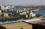 Foto, Bild: Suezkanal, Sueskanal (Suez Canal), Grocontainerschiff fhrt an einer Moschee von Suez vorbei in den Suezkanal (Sueskanal)