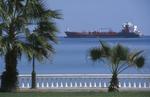 Foto, Bild: Tanker (Chemikalientanker, Produkttanker) vor der griechischen Küste bei Kalamaki mit Palmen